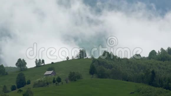 白云在青山上独栋房屋视频的预览图