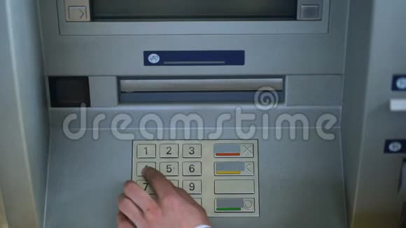男性手在自动取款机上输入密码并提取欧元现金请查看视频的预览图
