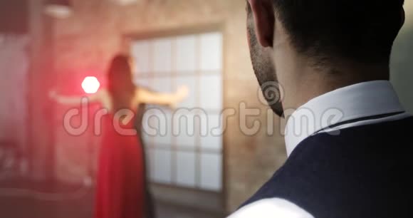 一个有钱的男人嫉妒一个穿着红色裙子的女人和一个舞者跳探戈视频的预览图