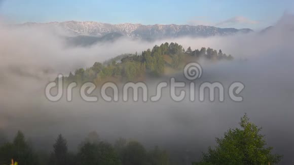 云雾笼罩春山峰绚丽迷蒙山水视频的预览图