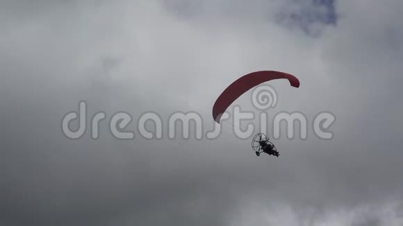 带马达的降落伞在黑暗的阴天飞行危险的飞行视频的预览图