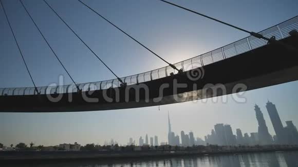 在迪拜希腊地区桥的背景上黎明用电子稳定器进行射击视频的预览图