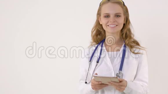 微笑的女医生手里拿着听诊器和片视频的预览图