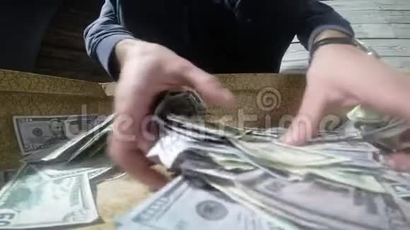 男人把钞票装进公文包视频的预览图