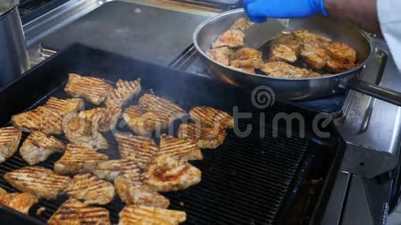 餐厅厨房的厨师准备烧猪肉或牛肉的肉在煎炸时从小牛肉厨师切下视频的预览图