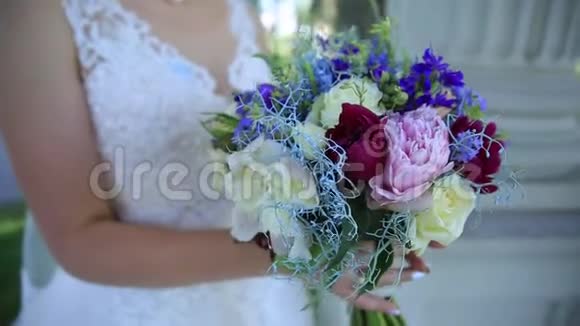 稳定剂新娘手中的野花束视频的预览图