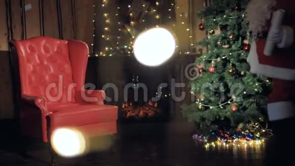 圣诞老人在圣诞节装饰的壁炉附近读信视频的预览图