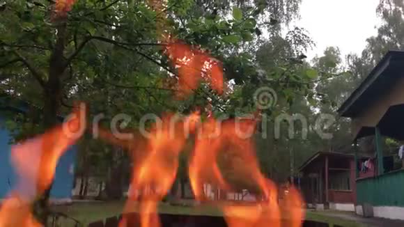 室外木屋着火视频的预览图