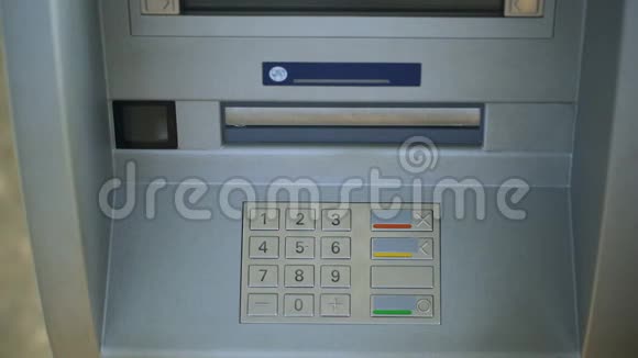 人在ATM机键盘上校正密码在银行账户间转账视频的预览图