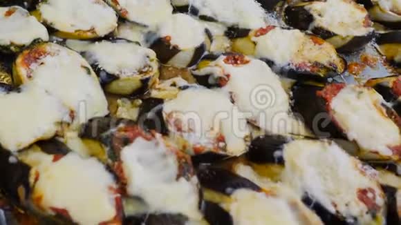烤茄子配蘑菇和融化的奶酪顶部俯视图特写视频的预览图