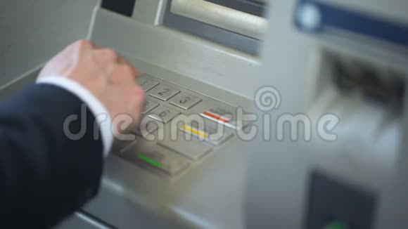 输入密码的人在ATM机上出错并按下修正按钮视频的预览图