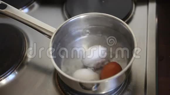 在厨房煮鸡蛋视频的预览图