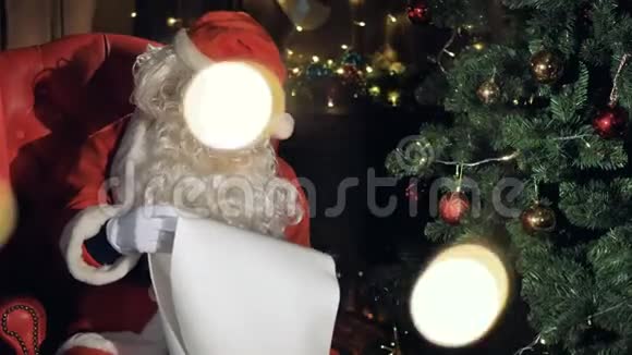 圣诞老人近装饰圣诞树阅读清单与圣诞愿望视频的预览图