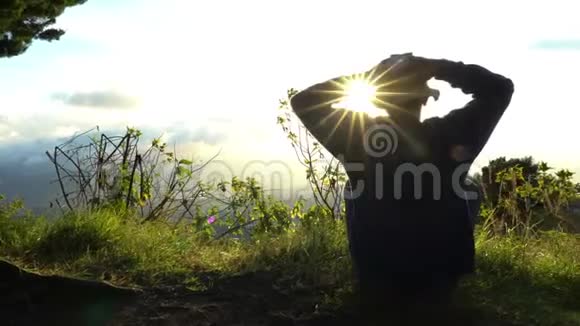 人类隐士遇见太阳升起在山的边缘在阳光下冥想视频的预览图