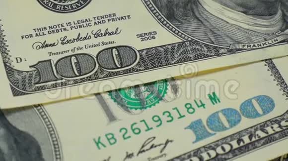 百元钞票特写运动滑块8钞票的宏观摄影本杰明富兰克林的肖像视频的预览图