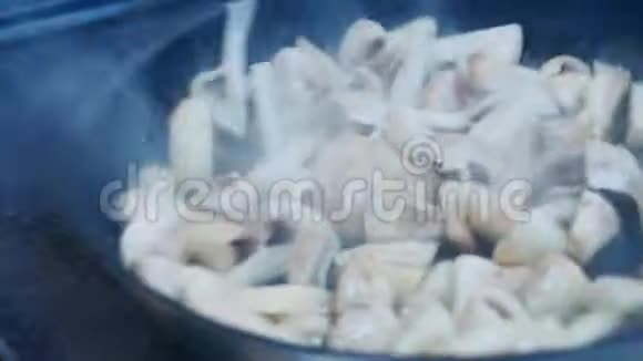 蘑菇用煎锅煮熟由厨师在慢动作坑的厨房里油炸美味的蘑菇早餐在厨房里视频的预览图