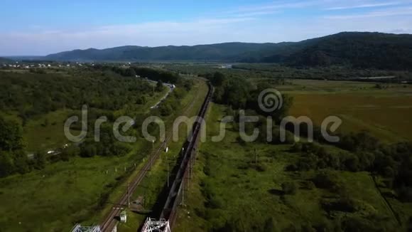 在喀尔巴阡山脉的铁路上空飞行视频的预览图