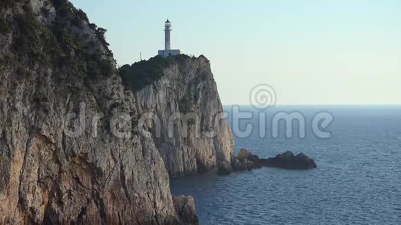 希腊爱奥尼亚海的莱夫卡达悬崖上的灯塔视频的预览图