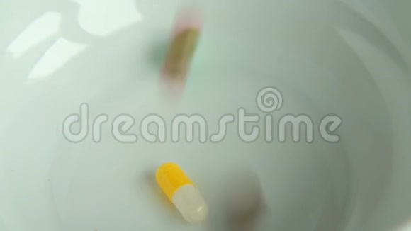 药丸掉进碗里视频的预览图