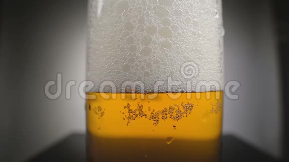 泡沫玻璃中的金啤视频视频的预览图
