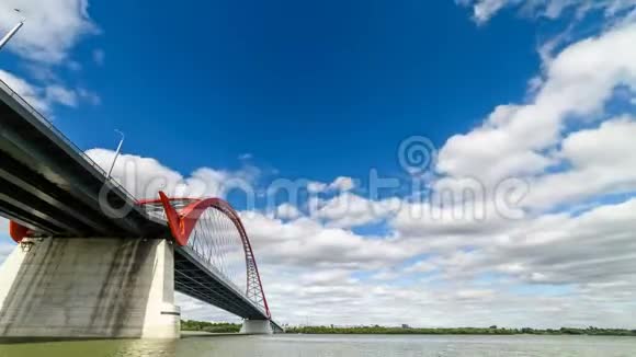 云彩在蓝天上奔跑越过欧布河上的红桥视频的预览图