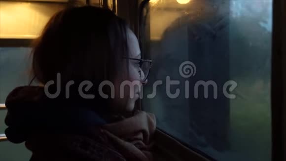 女游客正看着窗外的前庭火车视频的预览图