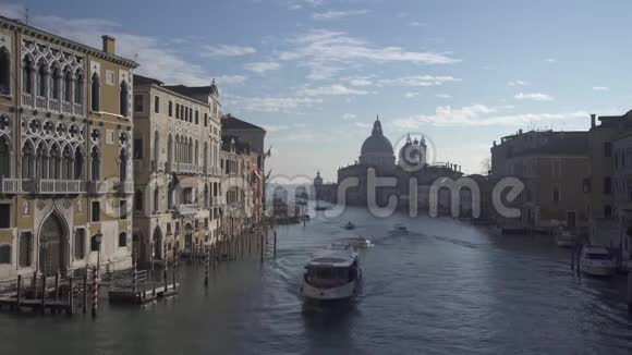 威尼斯大运河有船只通行和圣玛丽亚致敬视频的预览图