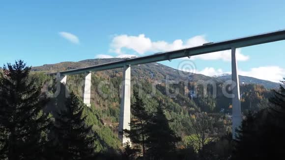奥地利的欧洲大桥蒂罗尔布伦纳从意大利到奥地利的高速公路靠近因斯布鲁克的大桥视频的预览图
