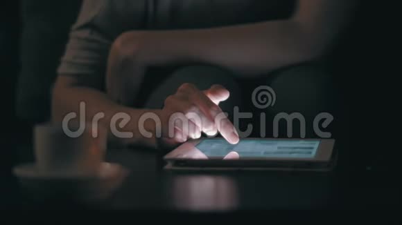 女人在家里用平板电脑具有动态范围的4kUHD射击视频的预览图