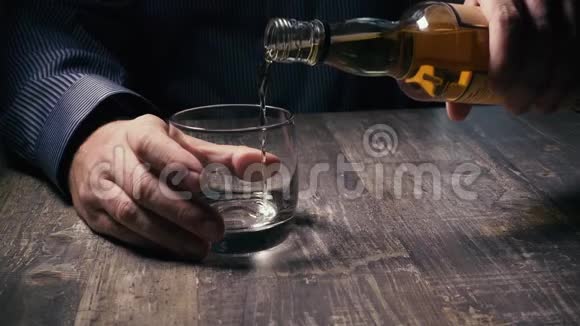 慢慢地那个人从瓶子里倒了波旁威士忌视频的预览图