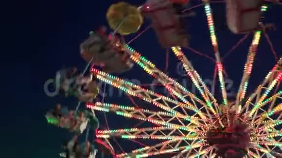 晚上在游乐园旋转彩轮视频的预览图