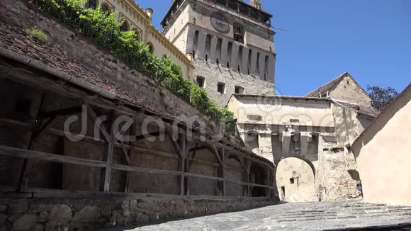 西希瓦拉中世纪城堡的入口有著名的钟楼视频的预览图