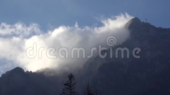 白云从高山上掠过景色绚丽视频的预览图