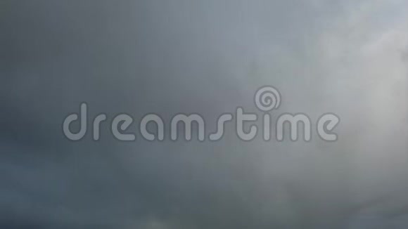 笼罩灰色的天空伴随着烟云的时间流逝视频的预览图