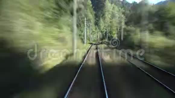高速列车快速通过山区和绿色森林的时间推移视频的预览图