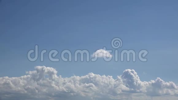 白色蓬松的天空在蓝天上移动时间推移不同形状的想象视频的预览图