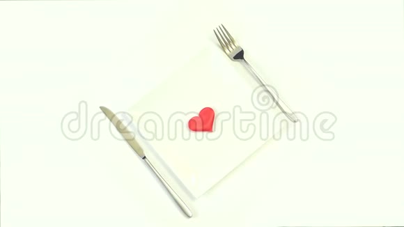 叉子刀子和心放在白板上渴望爱情的概念视频的预览图