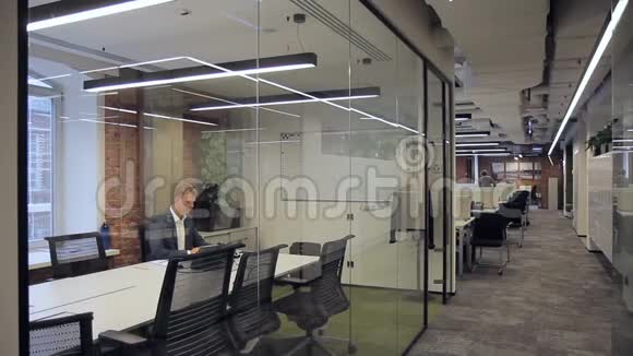 商务人员在宽敞的办公室工作有玻璃隔板视频的预览图