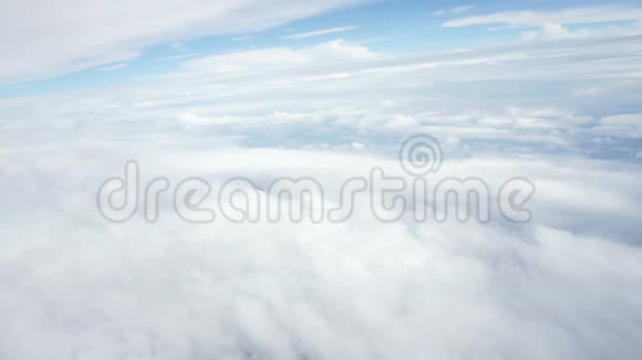 在云上乘飞机旅行从飞机窗口观看视频的预览图