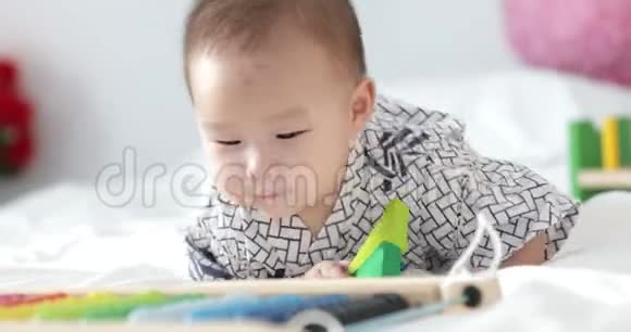 可爱的亚洲哭泣的小男孩撒谎和玩耍视频的预览图