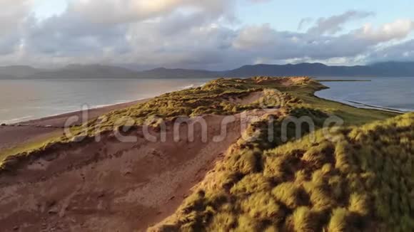 在爱尔兰西海岸的沙丘上飞行视频的预览图
