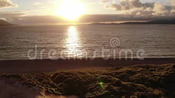 日落于爱尔兰西海岸美妙的夜景视频的预览图
