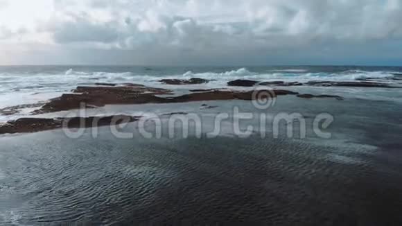 汹涌的海浪冲击着基基的岩石湾视频的预览图