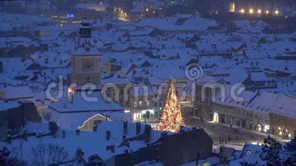 在罗马尼亚布拉索夫中世纪小镇中心的圣诞树闪闪发光俯视视频的预览图