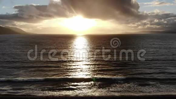 大西洋上空的金色日落令人惊叹的空中景色视频的预览图