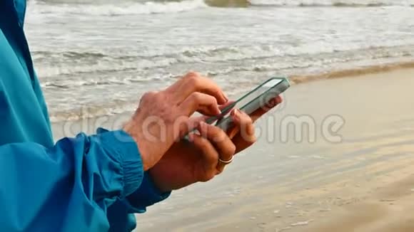 在海滨使用智能手机视频的预览图