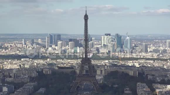 随着时间的推移云影在埃菲尔铁塔和巴黎城市的建筑上快速移动视频的预览图