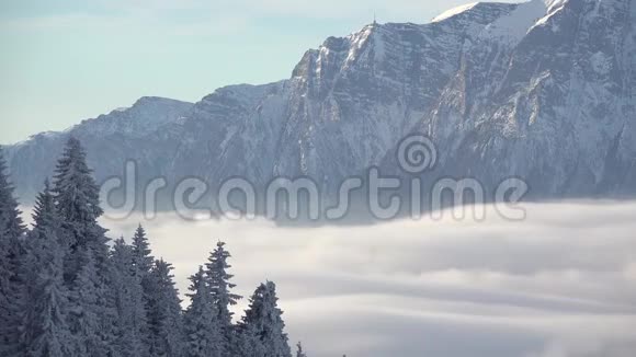 雪山附近白云飞舞绚丽的冬季景观经久不衰视频的预览图