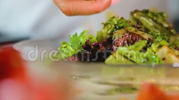 女士将马苏里拉片放入绿色健康沙拉自制美味晚餐视频的预览图