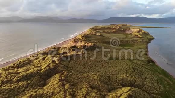 傍晚爱尔兰西海岸美丽的草地沙丘鸟瞰视频的预览图